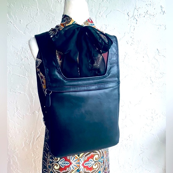 VINTAGE RARE HIPPIE COACH SLIM FLAT BACKPACK #9405 BLACK LEATHER - Picture 1 of 16